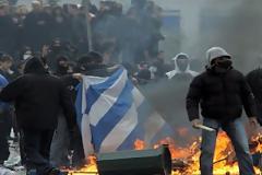 Αναρχικοί κατέβασαν την ελληνική σημαία από την Νομική και προσπάθησαν να την κάψουν