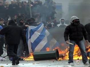 Φωτογραφία για Αναρχικοί κατέβασαν την ελληνική σημαία από την Νομική και προσπάθησαν να την κάψουν