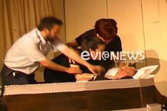 Χαλκίδα: Έβαλαν τα γέλια σε κηδεία [Video]