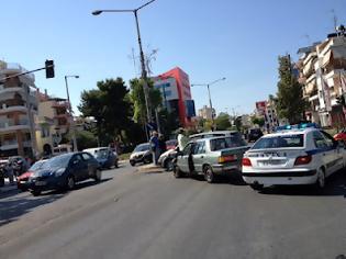 Φωτογραφία για Σφοδρή σύγκρουση αυτοκινήτων στη Λ. Αμφιθέας