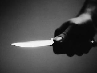 Φωτογραφία για 40χρονος αποπειράθηκε να αυτοκτονήσει καρφώνοντας ένα μαχαίρι στο λαιμό του