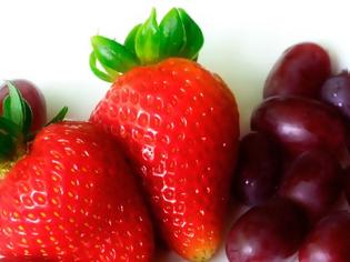 Φωτογραφία για Γλυκό: Φράουλες και σταφύλια σε τραγανή βάση