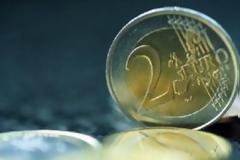 Σε χαμηλό 23 μηνών υποχωρεί το ευρώ λόγω Ισπανίας