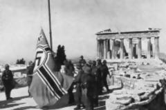 Γλέζος και Σάντας.'Ετσι κατέβασαν την γερμανική σημαία