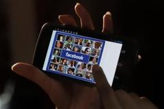 Ετοιμάζει δικό του κινητό το facebook!