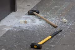 Ληστεία με βαριοπούλες σε κοσμηματοπωλείο