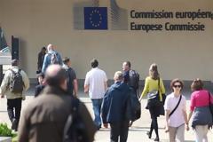 Κομισιόν: Τα ψέματα τελείωσαν. Πάρτε μέτρα για να πάρετε λεφτά