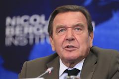Η «συνταγή» Βερολίνου δεν έχει ούτε πολιτικό ούτε οικονομικό νόημα, λέει ο Σρέντερ
