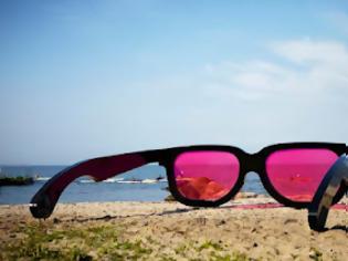 Φωτογραφία για Τεράστια γυαλιά «αλλάζουν» χρώμα στη θάλασσα!