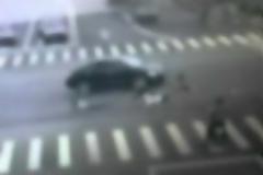 VIDEO ΣΟΚ: Σύγκρουση αυτοκινήτου με μηχανή!