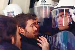 VIDEO: Μητέρα παιδιού ΑΜΕΑ απειλεί να αυτοκτονήσει