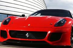 Δημοπρασία της Ferrari για τους σεισμοπαθείς