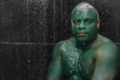 Έγινε πράσινος για να μοιάζει στον Hulk αλλά η μπογιά δεν βγαίνει!
