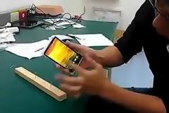 Ένα HTC one Χ σε ρόλο σφυριού [video]