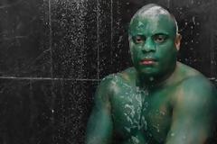 Έγινε πράσινος για να μοιάζει στον Hulk αλλά η μπογιά δεν βγαίνει με τίποτα!