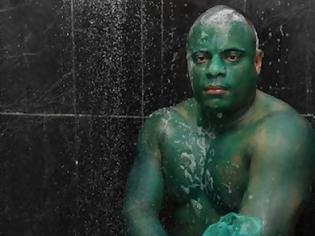 Φωτογραφία για Έγινε πράσινος για να μοιάζει στον Hulk αλλά η μπογιά δεν βγαίνει με τίποτα!