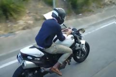 Οδηγός μηχανής στέλνει μήνυμα από το κινητό του