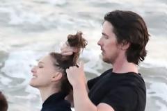 Ο Christian Bale δείχνει την τρυφερή πλευρά του στη Natalie Portman