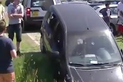 Δείτε πως δεν πρέπει να τραβάτε ένα αμάξι άμα κολλήσει κάπου... [Video]