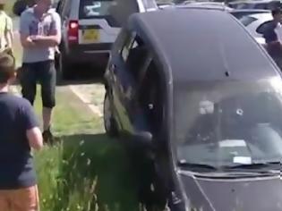 Φωτογραφία για Δείτε πως δεν πρέπει να τραβάτε ένα αμάξι άμα κολλήσει κάπου... [Video]
