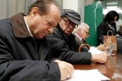 Aπίστευτο! Οι συνταξιούχοι πρέπει να πάνε ξανά στις τράπεζες για απογραφή!