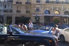 Αγάπη μου τράκαρα τη Bentley μας με μια Ferrari,μια Porsche,μια Aston Martin και μια Mercedes!