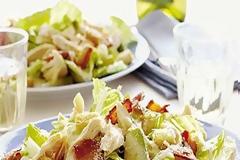 Caesar Salad με ψητό κοτόπουλου και μπέικον