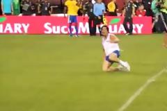 VIDEO: Ήθελε μερικά λεπτά δημοσιότητας και την... πλήρωσε!