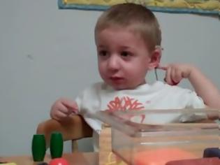Φωτογραφία για 2χρονο αγοράκι ακούει τη φωνή της μαμάς του για πρώτη φορά! [video]