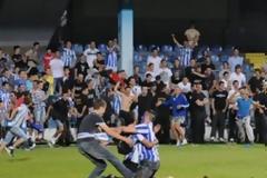 Απίστευτο VIDEO: Οπαδός εισέβαλε στο γήπεδο και σκόραρε με εκτέλεση φάουλ!