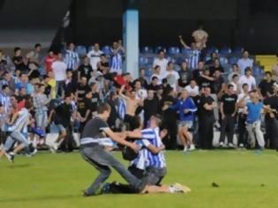 Φωτογραφία για Απίστευτο VIDEO: Οπαδός εισέβαλε στο γήπεδο και σκόραρε με εκτέλεση φάουλ!