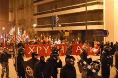 Live: Μέλη της Χρυσής Αυγής ξυλοκοπούν μετανάστες