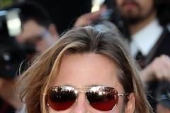 Τι κρύβει ο Brad Pitt πίσω από τα γυαλιά ηλίου του;