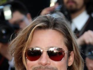 Φωτογραφία για Τι κρύβει ο Brad Pitt πίσω από τα γυαλιά ηλίου του;