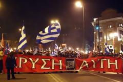 VIDEO: Χρυσαυγίτες στο δρόμο περνάνε… εν δυο περνάει η Χρυσή Αυγή