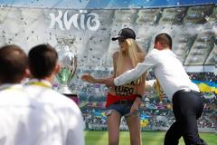 VIDEO: Η γυμνή… πλευρά του Euro 2012