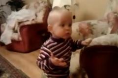 ΑΠΙΘΑΝΟ VIDEO: Μωρό... γαβγίζει σε γάτα!