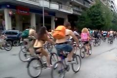 VIDEO: Γυμνή ποδηλατοδομία στη Θεσσαλονίκη