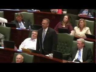 Φωτογραφία για VIDEO: Βουλευτής πέταξε στον αέρα το…νομοσχέδιο!