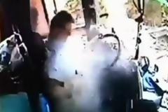 ΣΥΓΚΛΟΝΙΣΤΙΚΟ ΒΙΝΤΕΟ: Τραυματισμένος οδηγός λεωφορείου σώζει με αυτoθυσία τους επιβάτες