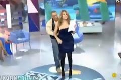 Την έγδυνε στον αέρα!