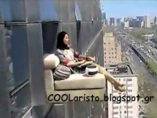 Φωτογραφία για Δεν θα πιστεύετε σε ποιον όροφο είναι αυτός ο καναπές-μπαλκόνι... (video)