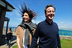 Οι Άγγλοι θεωρούν πως ο Κάμερον είναι… εξωγήινος