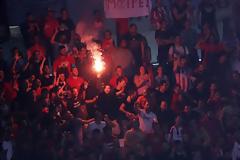 ΣΤΑ ΑΠΟΔΥΤΗΡΙΑ ΚΑΙ ΟΠΑΔΟΙ ΤΟΥ ΘΡΥΛΟΥ ΓΙΑ ΝΑ ΑΠΟΘΕΩΣΕΙ ΤΟΥΣ ΠΑΙΚΤΕΣ!