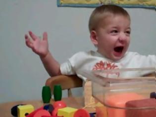 Φωτογραφία για Συγκίνηση: 2χρονος άκουσε για πρώτη φορά τη φωνή της μαμάς του