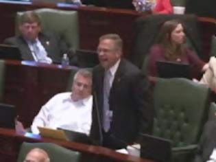 Φωτογραφία για Βουλευτής... τα πήρε και πέταξε το νομοσχέδιο στον αέρα [Βίντεο]