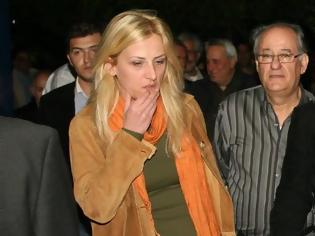 Φωτογραφία για Ρ.ΔΟΥΡΟΥ: H ξανθιά πασιονάρια του Αλέξη Τσίπρα που... αγαπάνε τα media