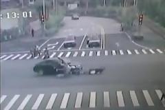 Καρέ-καρέ κατέγραψε η κάμερα αυτοκίνητο, να παρασύρει 5 πεζούς! (video)