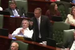 Βουλευτής εκτός εαυτού πετά το νομοσχέδιο. Βίντεο