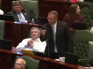 Φωτογραφία για Βουλευτής εκτός εαυτού πετά το νομοσχέδιο. Βίντεο